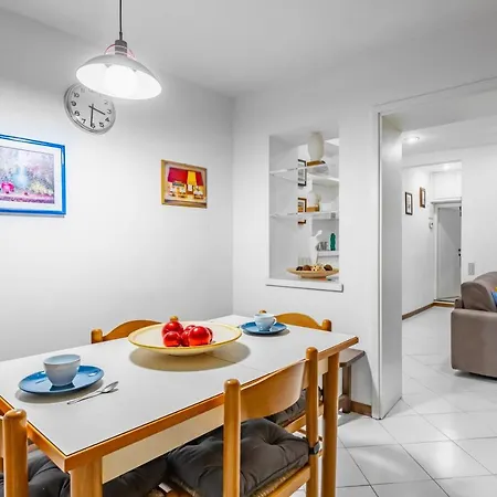 Sant'ambrogio Apt: Your Hideaway Apartment