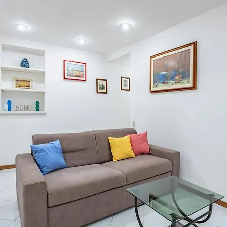 Sant'ambrogio Apt: Your Hideaway Apartment *